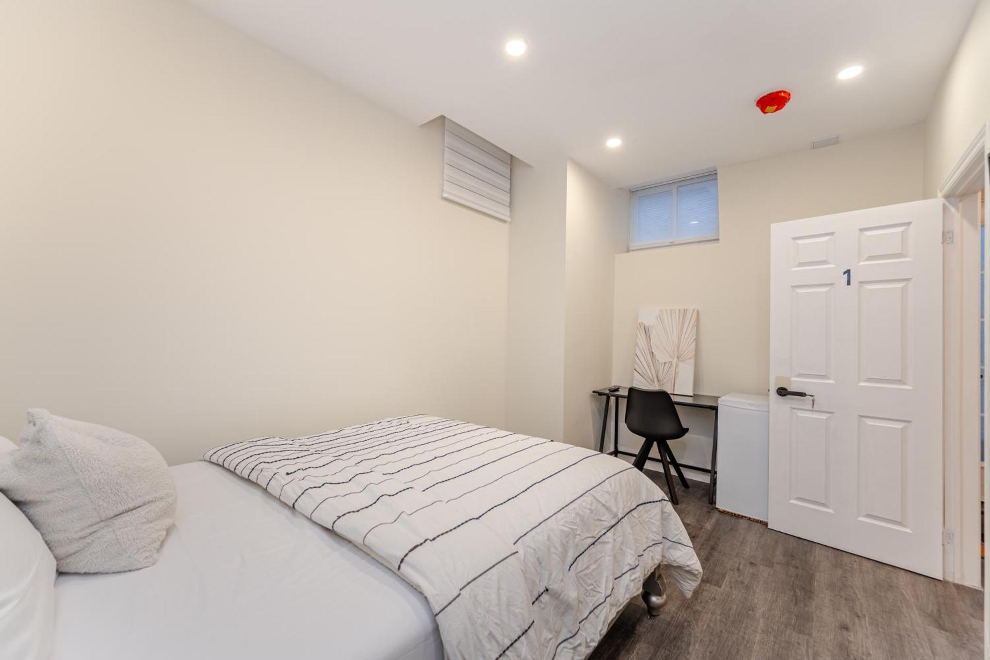 Private Basement Bedrooms In Oakville Exterior photo