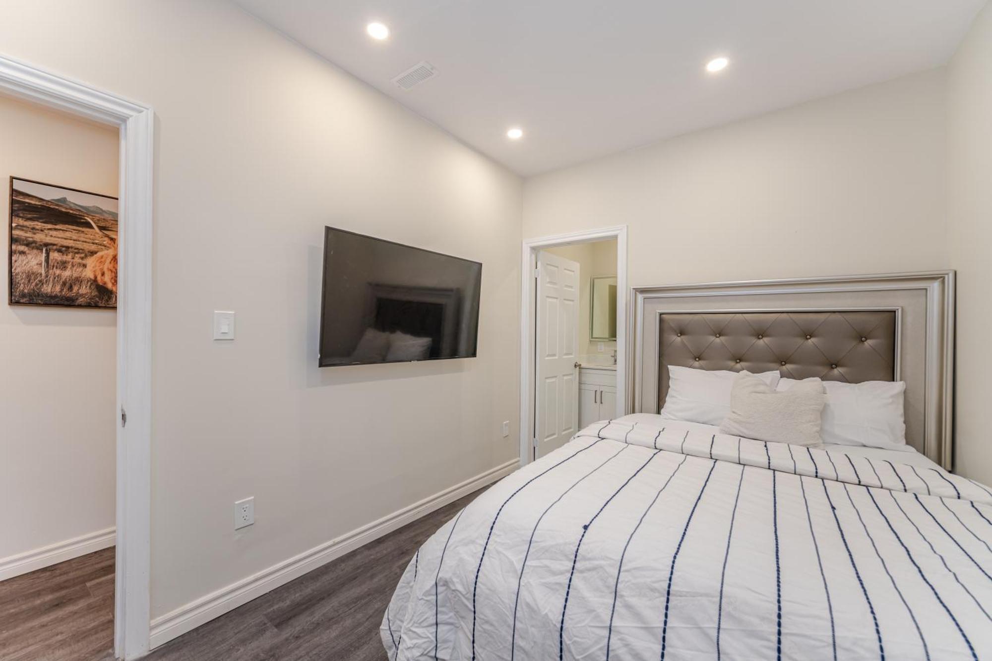 Private Basement Bedrooms In Oakville Exterior photo
