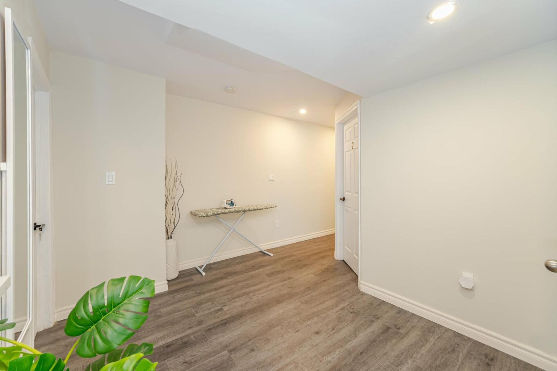 Private Basement Bedrooms In Oakville Exterior photo